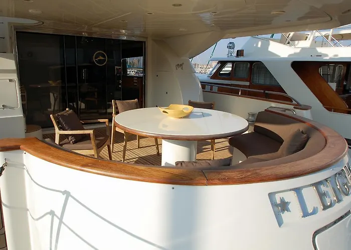 Botel Leigh Yacht *