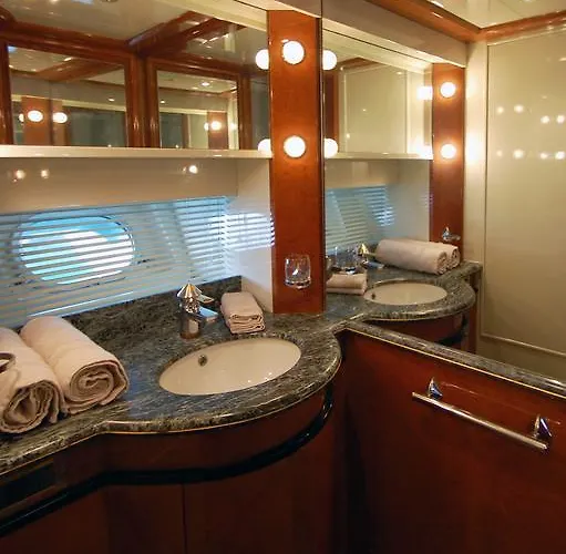 Leigh Yacht Botel *