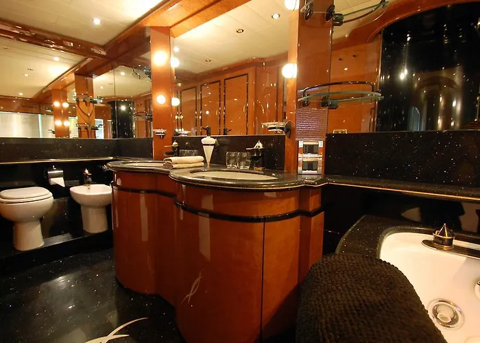 Botel Leigh Yacht Barcelona