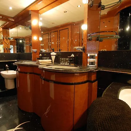 Botel Leigh Yacht Barcelona