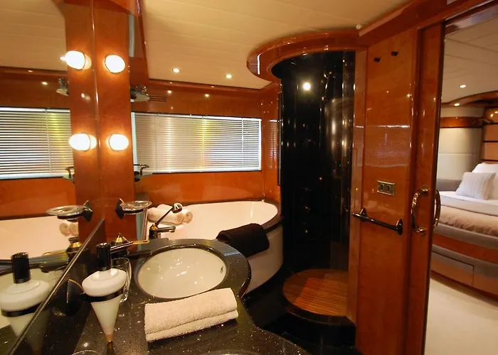 Úszó hotel Leigh Yacht