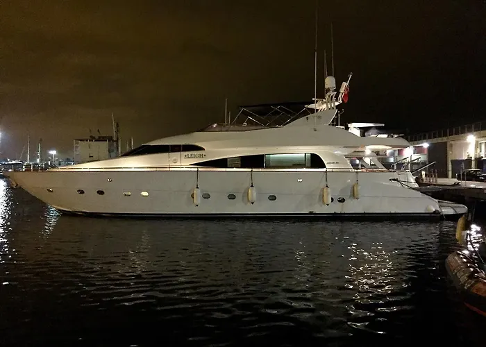 Leigh Yacht Úszó hotel *