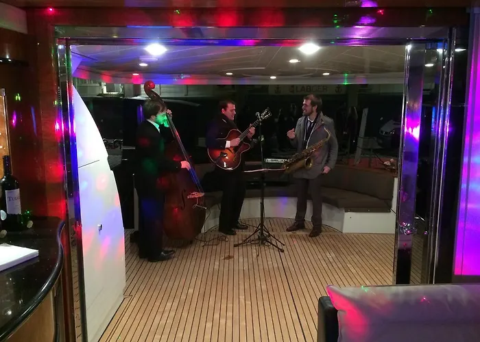 Leigh Yacht Úszó hotel