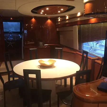 Hotel en barco Leigh Yacht Barcelona