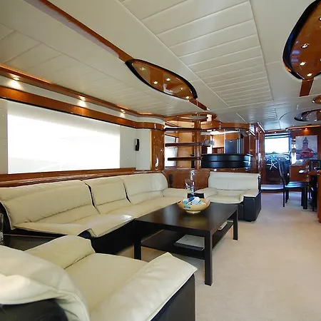 Leigh Yacht Hotel en barco Barcelona