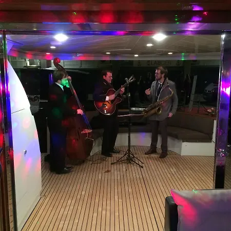 Leigh Yacht Hotel en barco